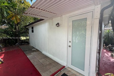 Propiedad comercial en alquiler en Miami, Florida, 1 dormitorio, 202.9 m2 № 2030609 - foto 2