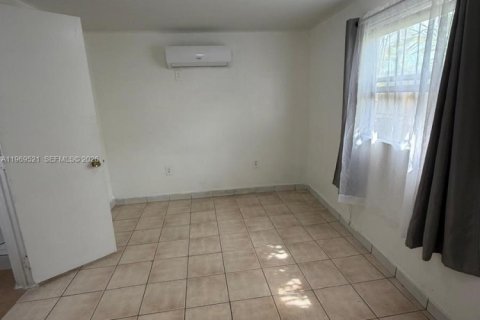 Propiedad comercial en alquiler en Miami, Florida, 1 dormitorio, 202.9 m2 № 2030609 - foto 5