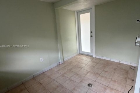 Propiedad comercial en alquiler en Miami, Florida, 1 dormitorio, 202.9 m2 № 2030609 - foto 6