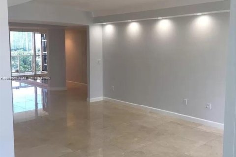 Condominio en venta en Sunny Isles Beach, Florida, 2 dormitorios, 135.36 m2 № 1994634 - foto 17