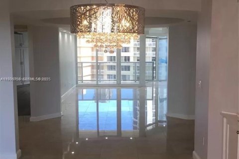 Condominio en venta en Sunny Isles Beach, Florida, 2 dormitorios, 135.36 m2 № 1994634 - foto 19