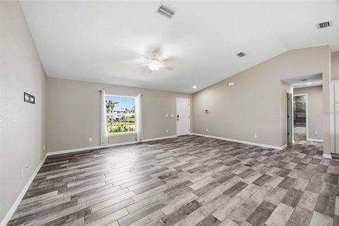House in Englewood, Florida 3 bedrooms, 152.36 sq.m. № 2109518 - photo 17