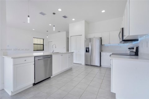 House in Ave Maria, Florida 3 bedrooms, 178.74 sq.m. № 2064278 - photo 9