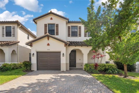 House in Ave Maria, Florida 3 bedrooms, 178.74 sq.m. № 2064278