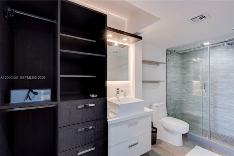 Condo in Miami Beach, Florida, 2 bedrooms  № 2065590 - photo 17