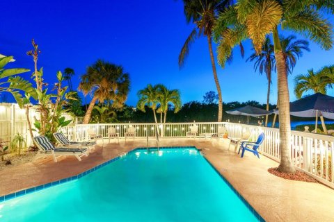 Commercial property in Sarasota, Florida 510.03 sq.m. № 2416298 - photo 2