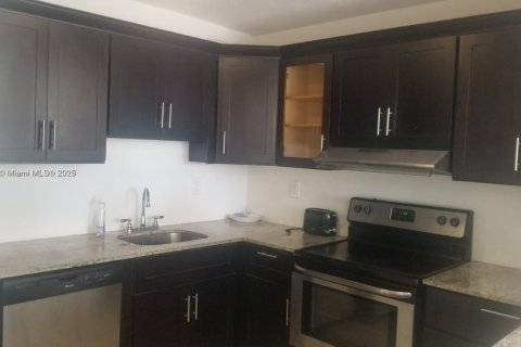 Condo in Miami Beach, Florida, 1 bedroom  № 1930790 - photo 3