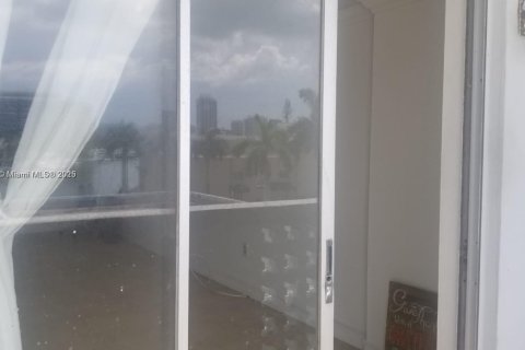 Condo in Miami Beach, Florida, 1 bedroom  № 1930790 - photo 12