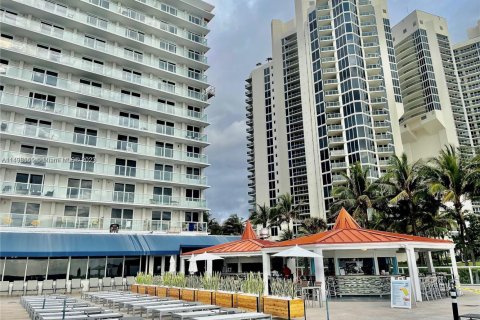 Studio in the Condo in Sunny Isles Beach, Florida  № 1940348 - photo 4