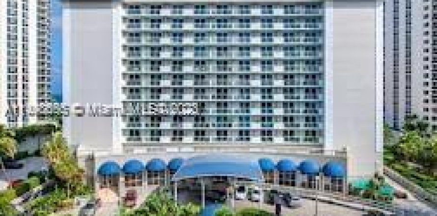 Studio in the Condo in Sunny Isles Beach, Florida № 1940348