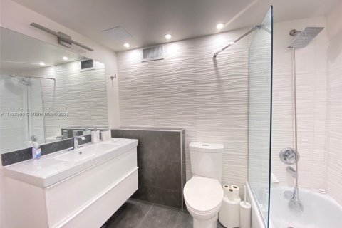 Купить кондоминиум в Халландейл-Бич, Флорида 2 спальни, 134.71м2, № 1959031 - фото 10