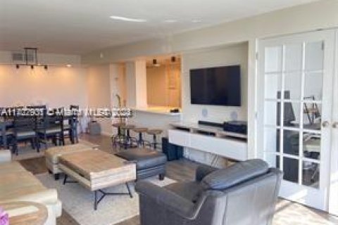 Купить кондоминиум в Халландейл-Бич, Флорида 2 спальни, 134.71м2, № 1959031 - фото 1