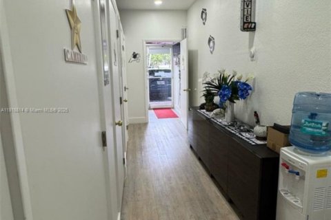 Commercial property in Miami, Florida № 1937402 - photo 3
