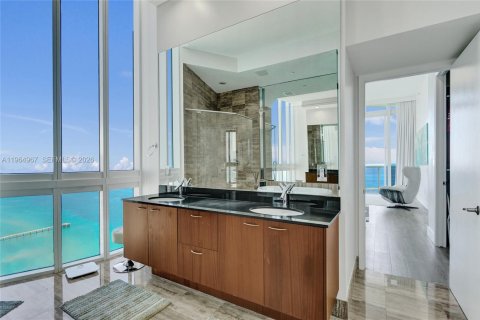 Condominio en venta en Sunny Isles Beach, Florida, 3 dormitorios, 257.15 m2 № 2027073 - foto 29