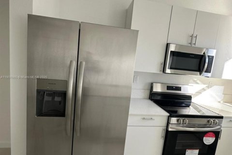 Touwnhouse à louer à Miami, Floride: 3 chambres, 123.93 m2 № 1964264 - photo 10