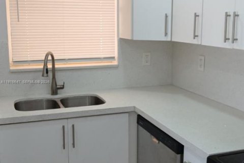 Condo in Miami, Florida, 2 bedrooms  № 2040533 - photo 5