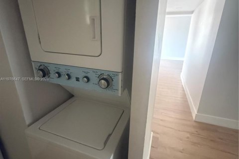 Condo in Miami, Florida, 2 bedrooms  № 2040533 - photo 23