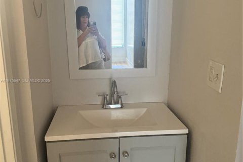 Condo in Miami, Florida, 2 bedrooms  № 2040533 - photo 24