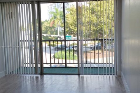 Condo in Miami, Florida, 2 bedrooms  № 2040533 - photo 11