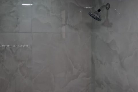 Condo in Miami, Florida, 2 bedrooms  № 2040533 - photo 16