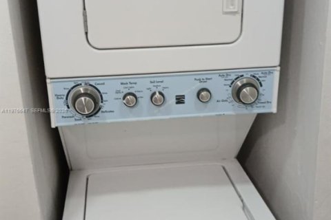 Condo in Miami, Florida, 2 bedrooms  № 2040533 - photo 10