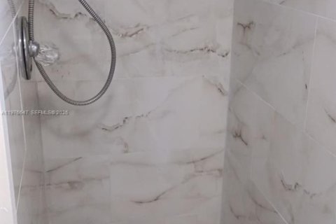 Condo in Miami, Florida, 2 bedrooms  № 2040533 - photo 25