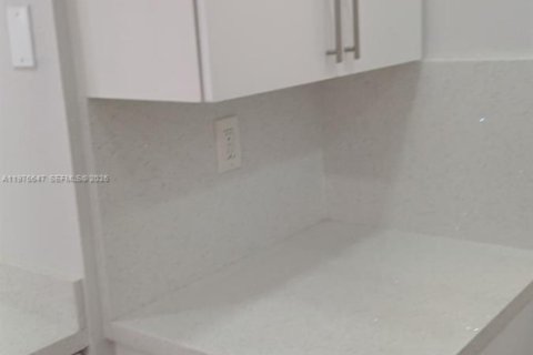 Condo in Miami, Florida, 2 bedrooms  № 2040533 - photo 8