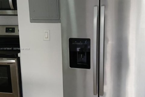 Condo in Miami, Florida, 2 bedrooms  № 2040533 - photo 4