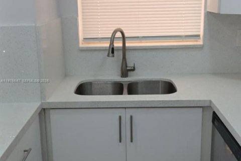 Condo in Miami, Florida, 2 bedrooms  № 2040533 - photo 7