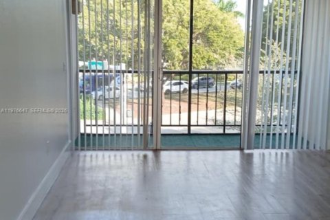 Condo in Miami, Florida, 2 bedrooms  № 2040533 - photo 12