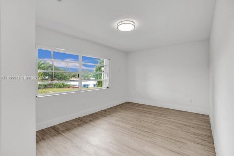 House in Miami, Florida 5 bedrooms, 266.54 sq.m. № 2028624 - photo 21