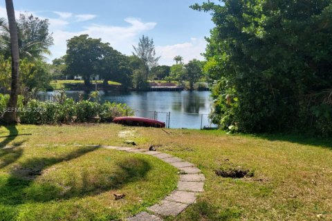 House in Miami, Florida 5 bedrooms, 266.54 sq.m. № 2028624 - photo 2