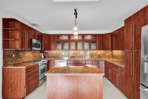 House in Miami, Florida 5 bedrooms, 266.54 sq.m. № 2028624 - photo 26