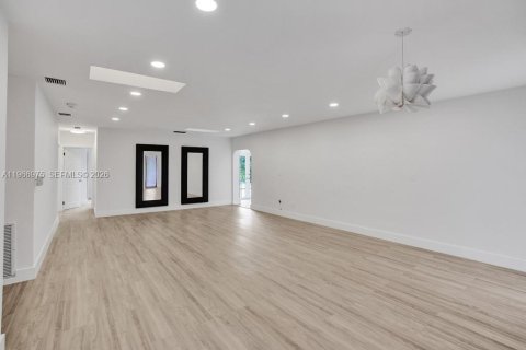House in Miami, Florida 5 bedrooms, 266.54 sq.m. № 2028624 - photo 10