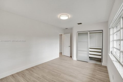 House in Miami, Florida 5 bedrooms, 266.54 sq.m. № 2028624 - photo 23