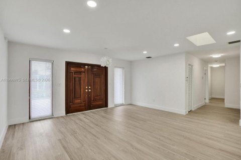 House in Miami, Florida 5 bedrooms, 266.54 sq.m. № 2028624 - photo 12