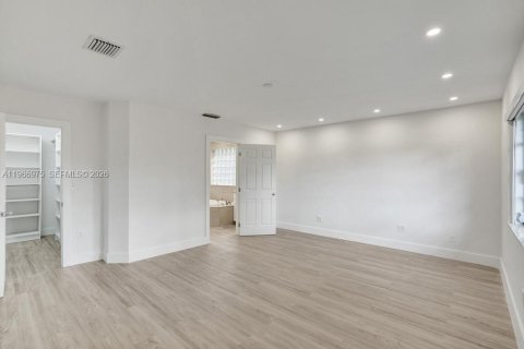 House in Miami, Florida 5 bedrooms, 266.54 sq.m. № 2028624 - photo 16