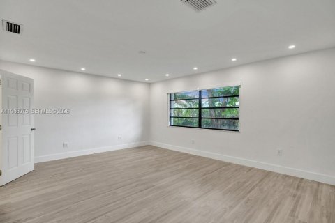 House in Miami, Florida 5 bedrooms, 266.54 sq.m. № 2028624 - photo 14