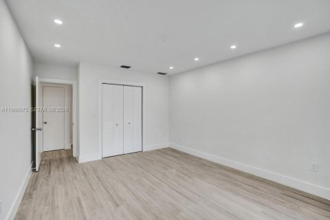 House in Miami, Florida 5 bedrooms, 266.54 sq.m. № 2028624 - photo 25