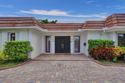 House in Miami, Florida 5 bedrooms, 266.54 sq.m. № 2028624 - photo 5