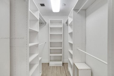 House in Miami, Florida 5 bedrooms, 266.54 sq.m. № 2028624 - photo 17