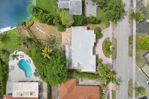 House in Miami, Florida 5 bedrooms, 266.54 sq.m. № 2028624 - photo 7