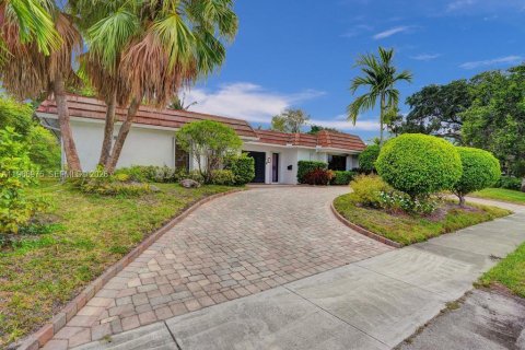 House in Miami, Florida 5 bedrooms, 266.54 sq.m. № 2028624 - photo 4