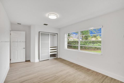 House in Miami, Florida 5 bedrooms, 266.54 sq.m. № 2028624 - photo 22