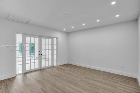 House in Miami, Florida 5 bedrooms, 266.54 sq.m. № 2028624 - photo 30