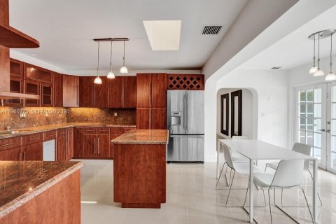 House in Miami, Florida 5 bedrooms, 266.54 sq.m. № 2028624 - photo 27