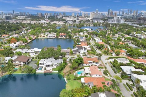 House in Miami, Florida 5 bedrooms, 266.54 sq.m. № 2028624 - photo 8