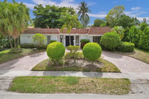 House in Miami, Florida 5 bedrooms, 266.54 sq.m. № 2028624 - photo 3