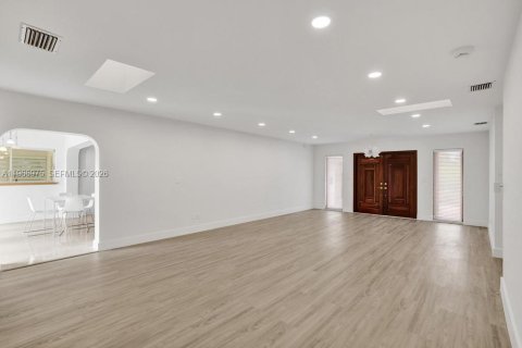 House in Miami, Florida 5 bedrooms, 266.54 sq.m. № 2028624 - photo 11