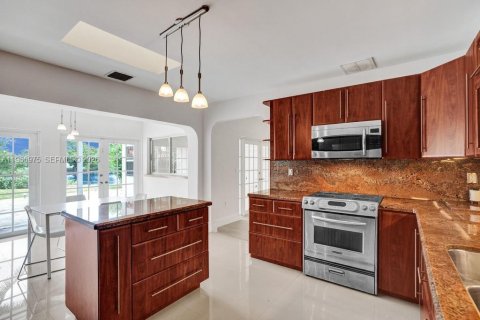 House in Miami, Florida 5 bedrooms, 266.54 sq.m. № 2028624 - photo 28